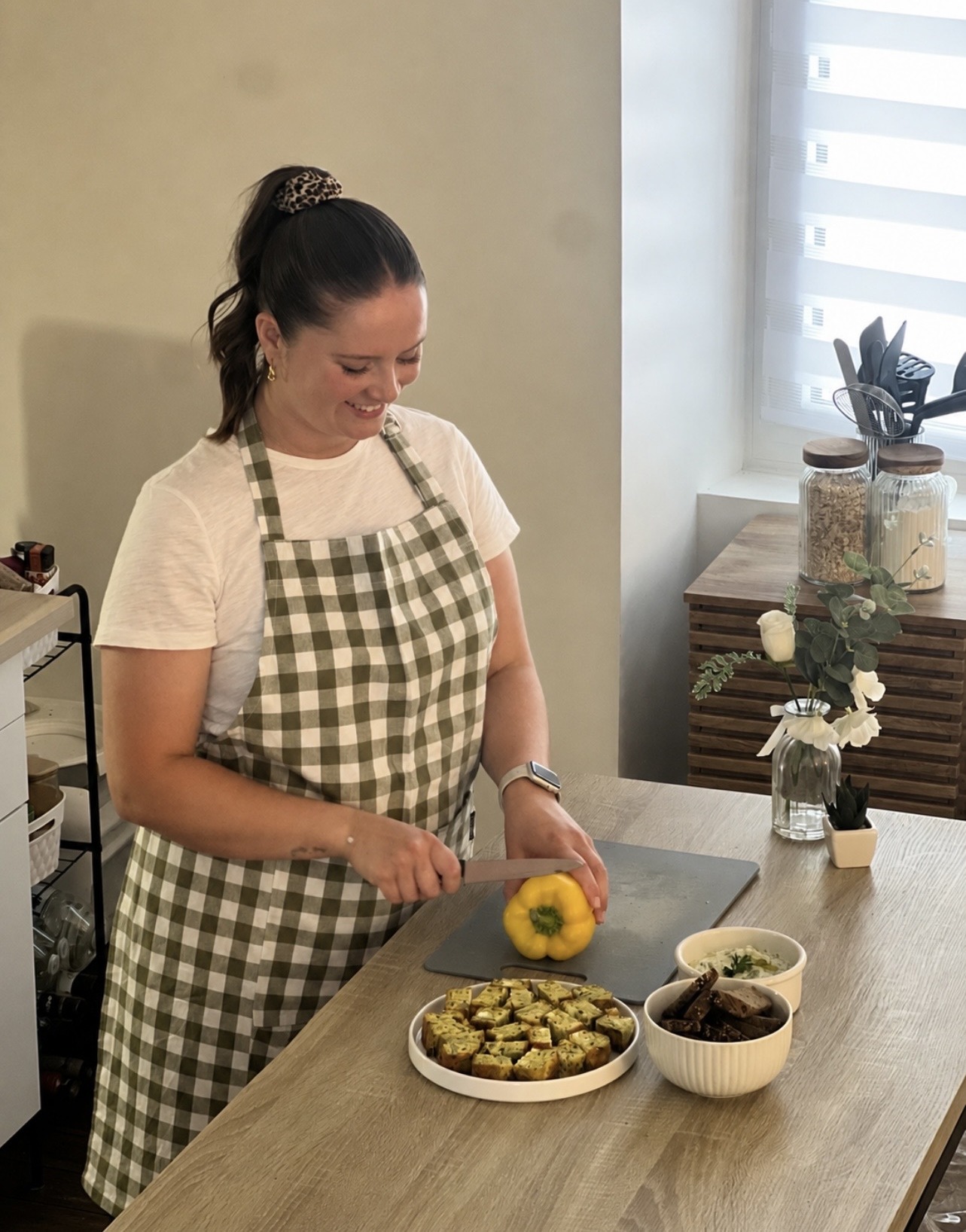 Cléo prépare un poivron dans sa cuisine